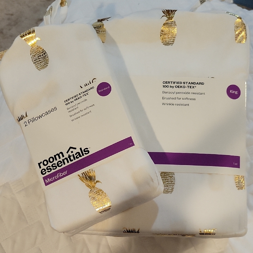 NWT Gold Foil Pineapple KING Sheet Set